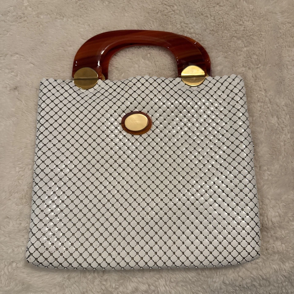 BOLSO DE COLECCIÓN WHITING & DAVIS MALLA BLANCO CON ASA DE TORTUGA LUCITE-1965ish Foto 2 de 4