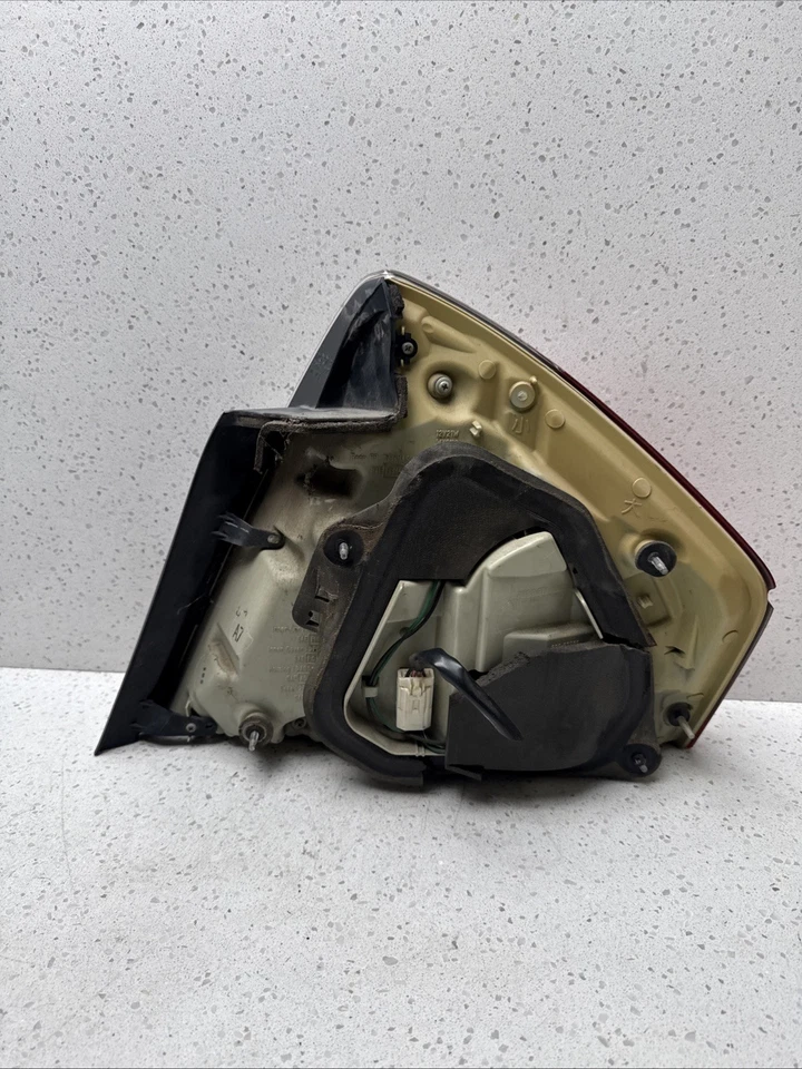 06-07 INFINITI M35/M45 Driver Tail Light Quarter Panel Mounted OEM - Изображение 4 из 4