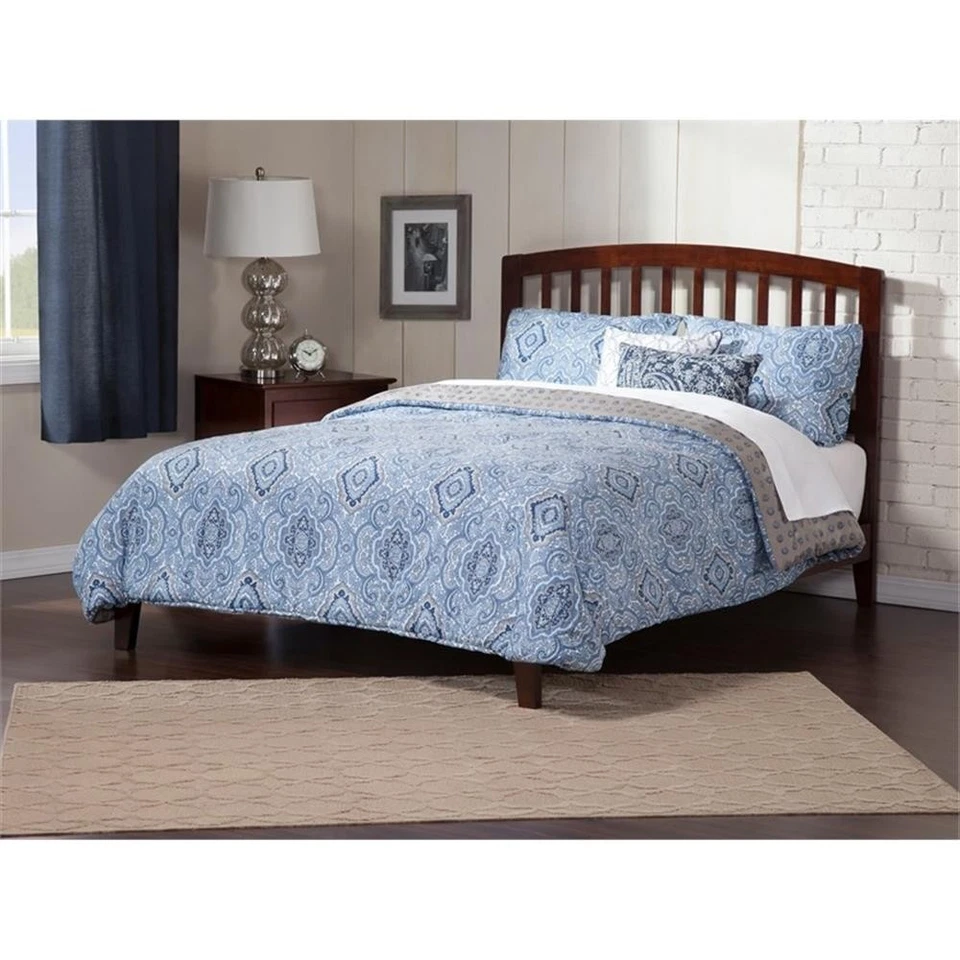 Cama plataforma de madera maciza AFI Richmond King con estación de carga USB en nogal Foto 2 de 4