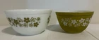 2 Vintage Pyrex Mixing Bowls Crazy Daisy White Green 401 402 1.5 qt & 1.5 pt