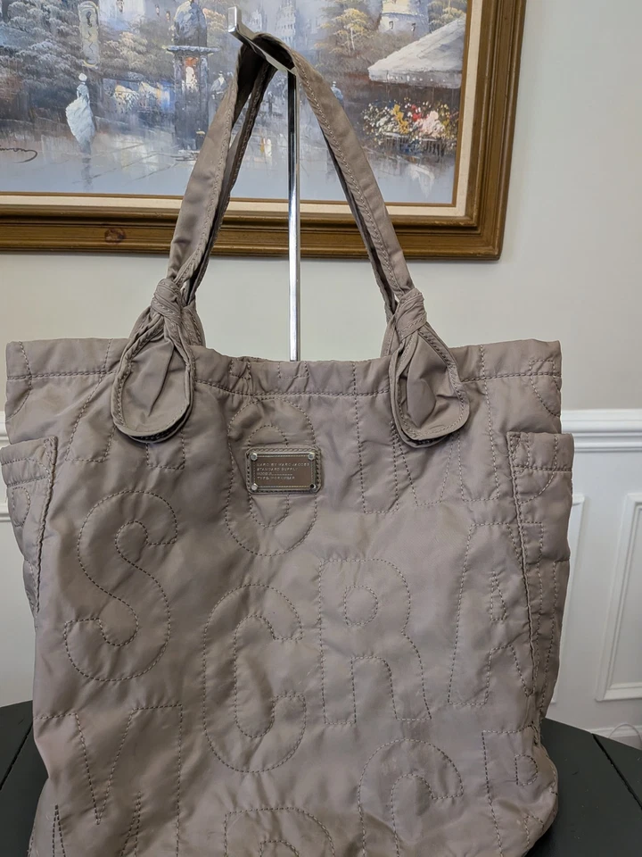 Bolso de hombro acolchado de nailon negro Marc by Marc Jacobs con dos bolsillos laterales Foto 3 de 4