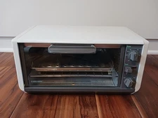 Black & Decker Spacemaker Under Cabinet Toast-R-Oven/Broiler TRO500 TY1