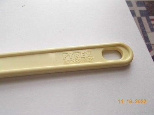 Used Pyrex Accessories 10" Rubber Spatula, Plastic Handle - Picture 3 of 5