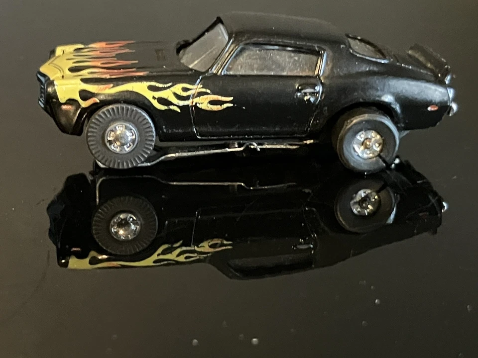 Chevrolet Camaro 1970 Johnny Lightning Auto World HO Slot Car negro con llamas Foto 2 de 4