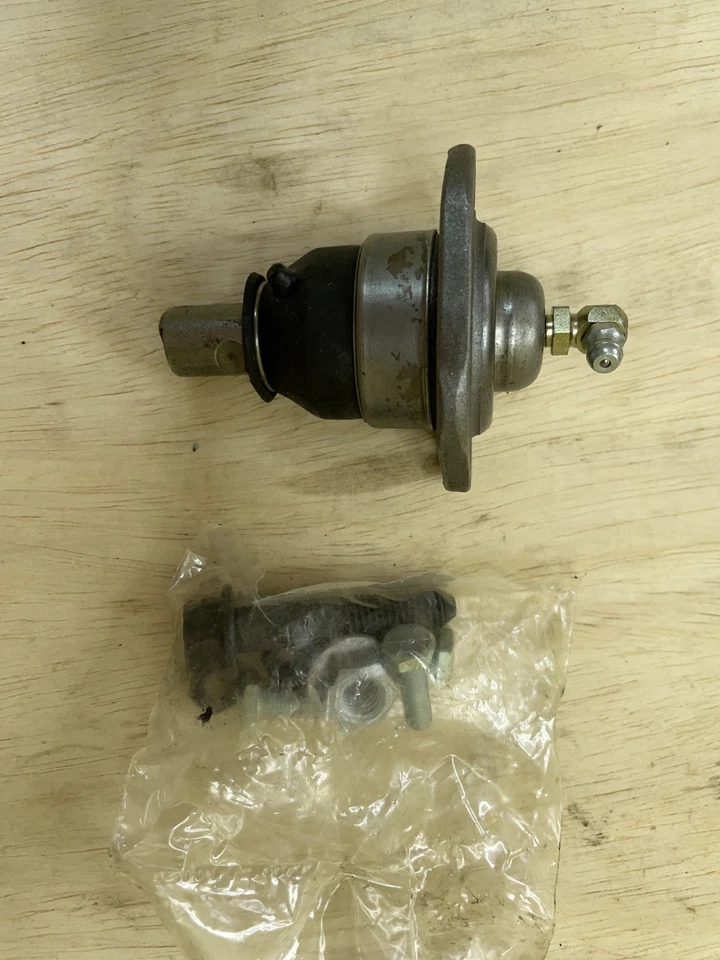 Rótula brazo de control inferior delantero GM OEM 82-96 Citation Lumina Cutlass 17983075 Foto 2 de 4