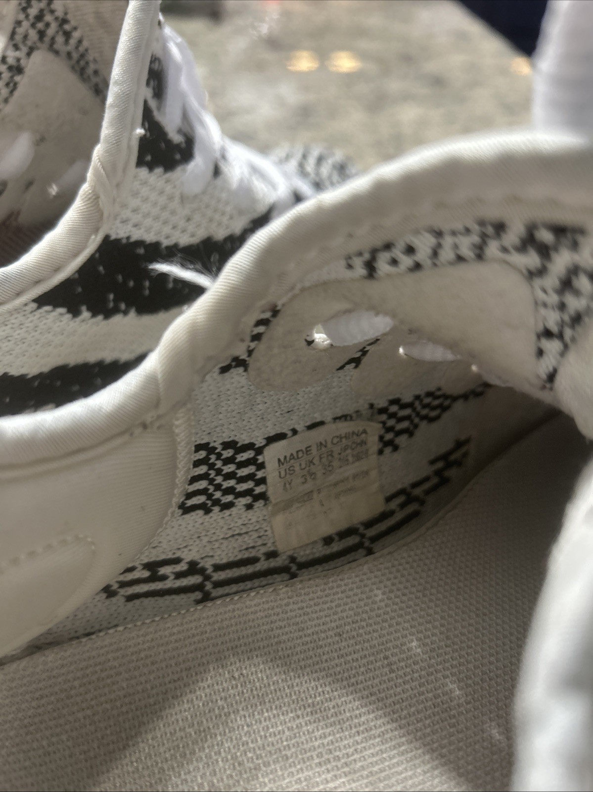 adidas Yeezy Boost 350 V2 Zebra Size 4Y thumbnail 5