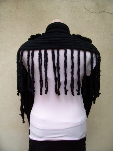 Bufanda Corta Mimco Prim/Envoltura/Chal Negro/Gris, 45% Lana 55% Acrílico Precio de venta sugerido por el fabricante $119 - Imagen 7 de 30