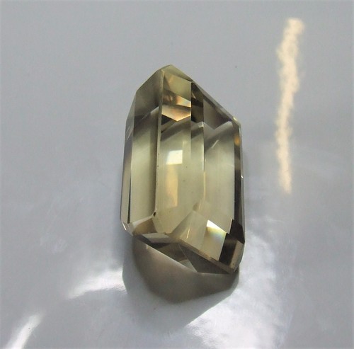 Large Citrine emerald cut gemstone..139.9 carat - Picture 11 of 11