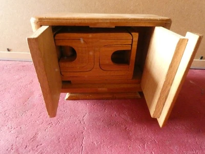 ANCIEN PETIT BUFFET BAS DE POUPEE AVEC ACCESSOIRES 1 TABLE 2 CHAISES 2 TABOURETS - Photo 1/4