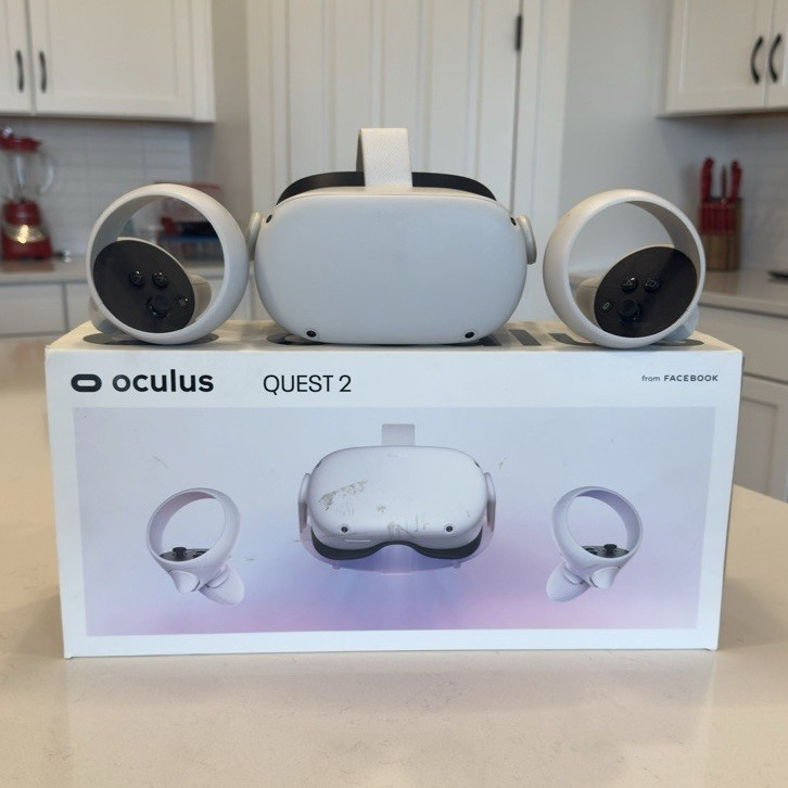 Oculus Quest 2 Standalone VR Headset 90Hz 96° FOV White w/ Touch Controllers
