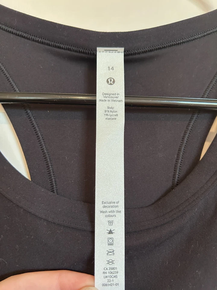 ¡NUEVO CON ETIQUETAS! Camiseta sin mangas Lululemon talla 14 Align longitud cadera espalda deportiva negra ($58) Foto 3 de 4