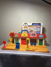 Vintage Fisher-Price Main Street Play Family 2500 Fisher-Price Little People