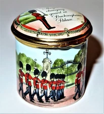 HALCYON DAYS ENAMEL BOX - CHANGING OF THE GUARD AT BUCKINGHAM PALACE - LONDON