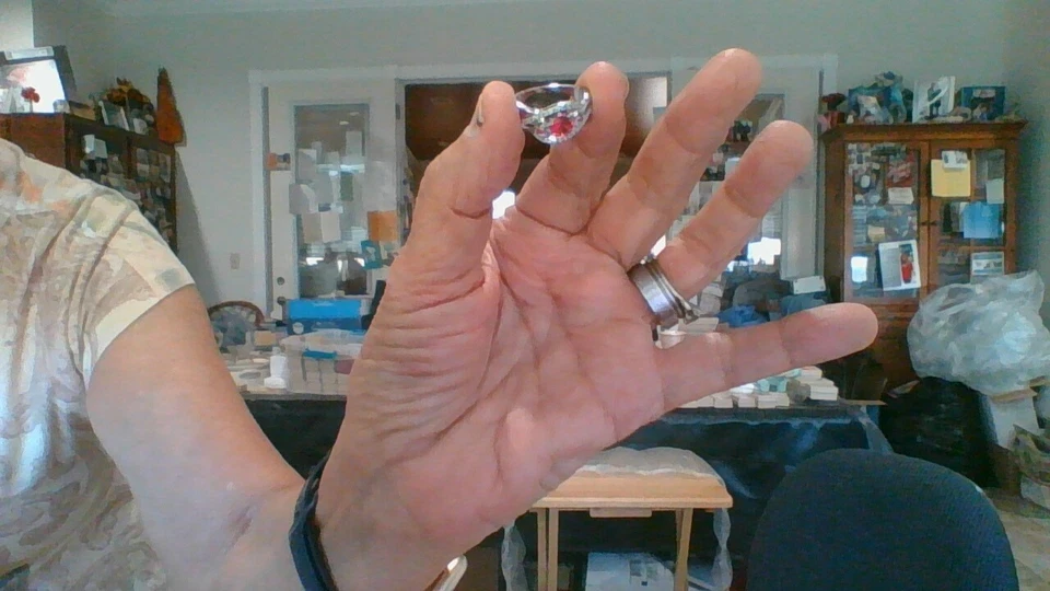 Anillo de aleación doble corazón rubí y circonita cúbica relleno de oro blanco Foto 2 de 4