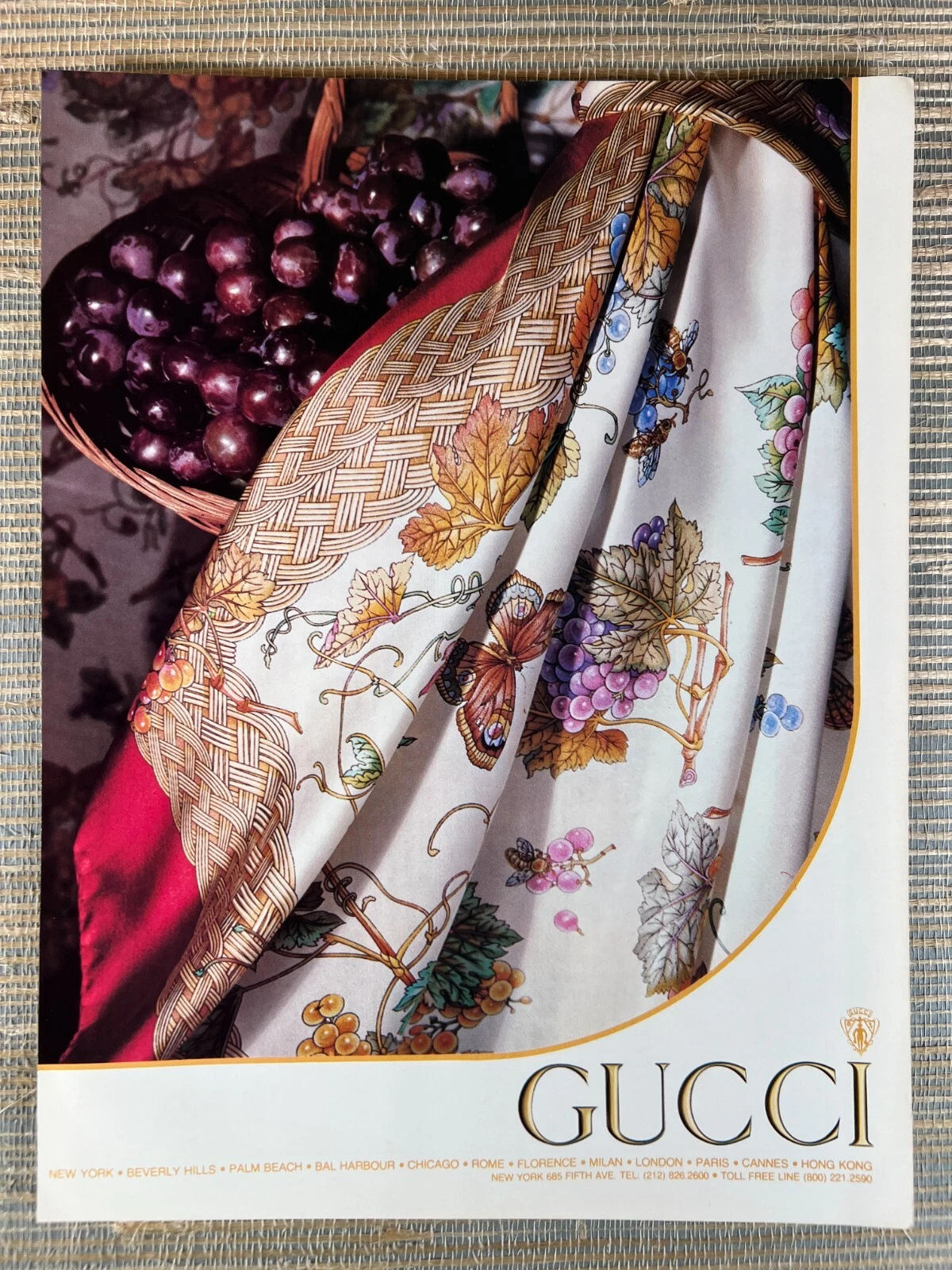 Gucci écharpe en soie mode luxe papillon raisin imprimé 1981 vintage print ad