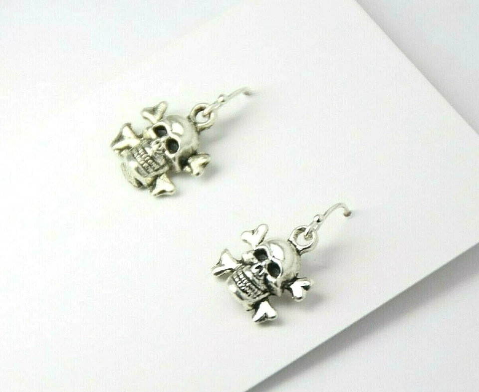 Pendientes con dije de calavera y huesos cruzados ganchos de plata de ley 925 dijes de peltre 1" Foto 4 de 4