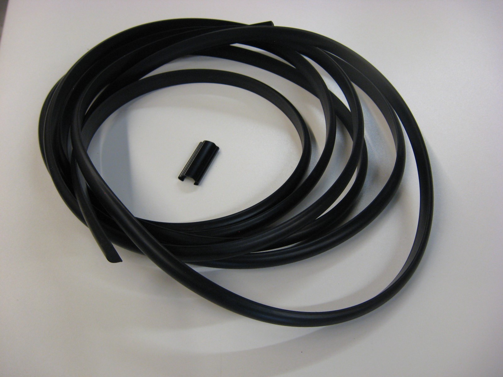 197387 CHEVROLET GMC TRUCK JIMMY SUBURBAN BLACK WINDSHIELD LOCKING