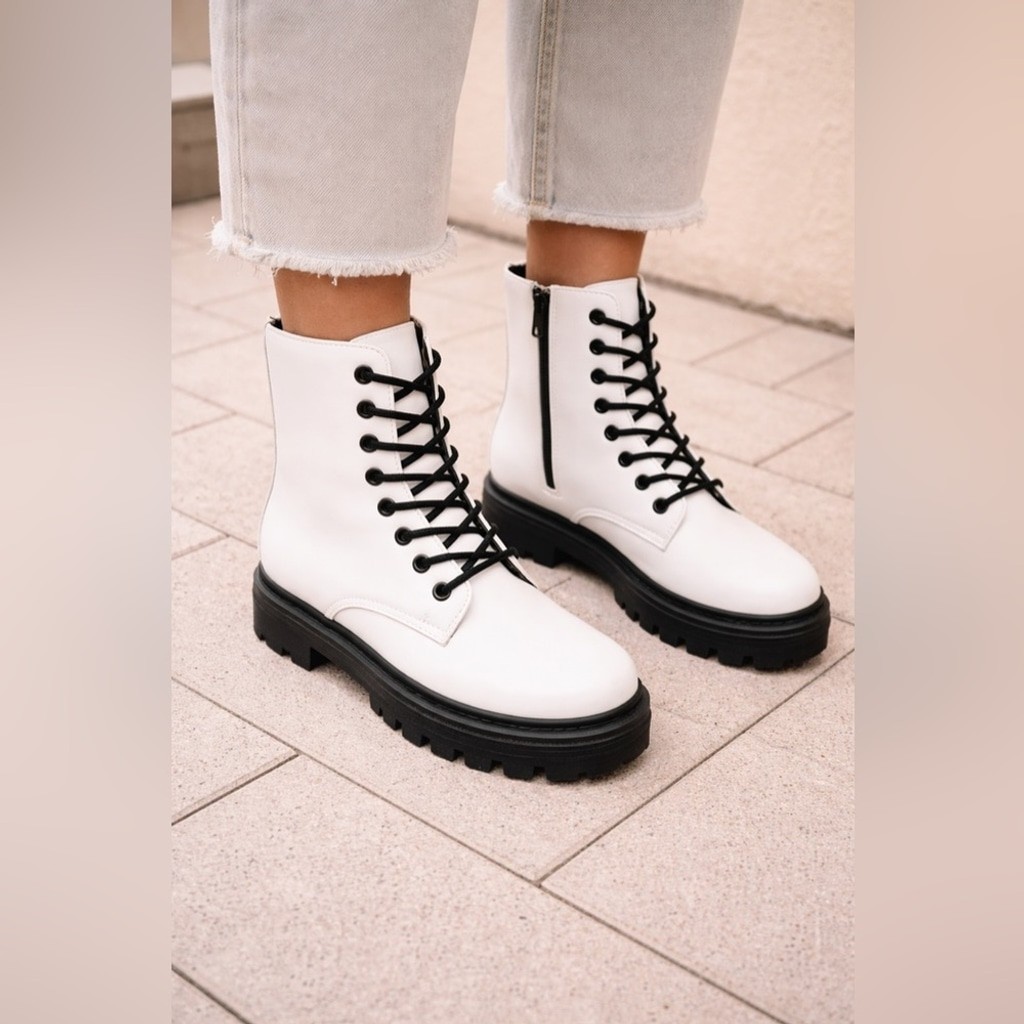 Qupid Women's White Lace Up Combat Faux Vegan Leather Boots Size 8 NWT