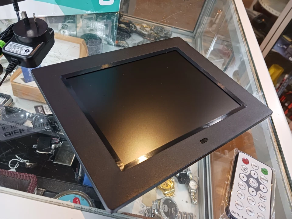 DICK SMITH 8" DIGITAL PHOTO FRAME - PLAYS VIDEOS, MUSIC & PHOTO SLIDESHOWS - Image 3 of 4