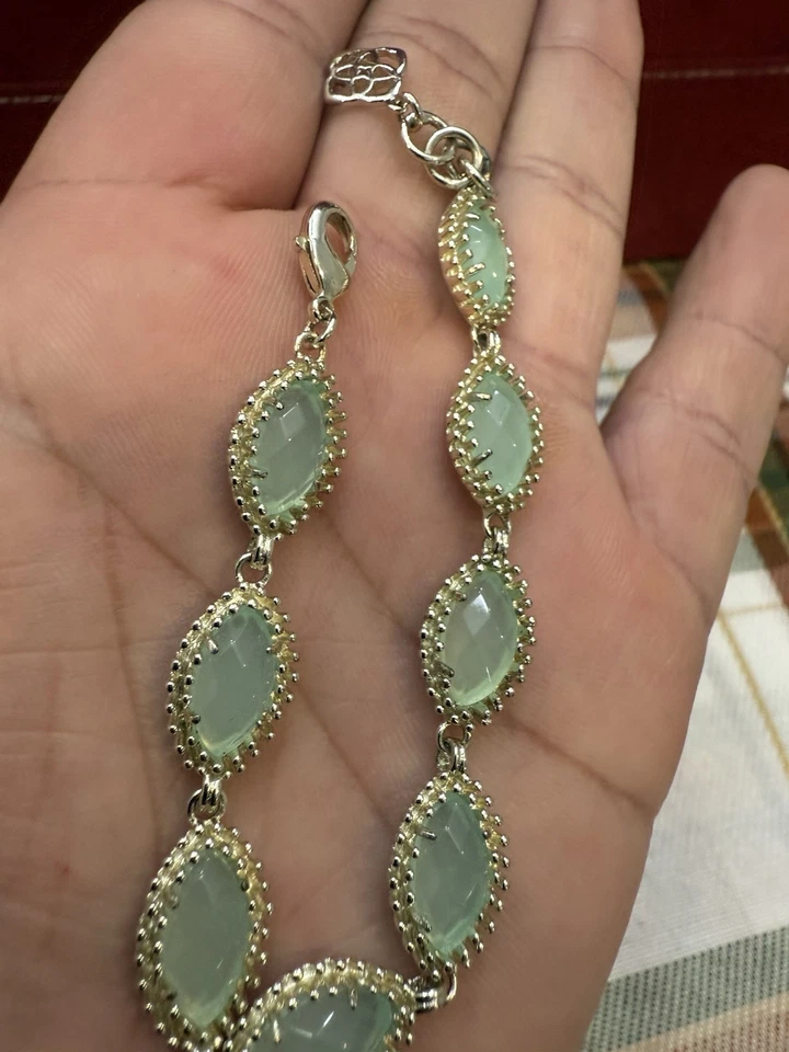 Pulseira Kendra Scott Jana tom dourado verde claro calcedônia em perfeito estado marquesa  - Imagem 4 de 4