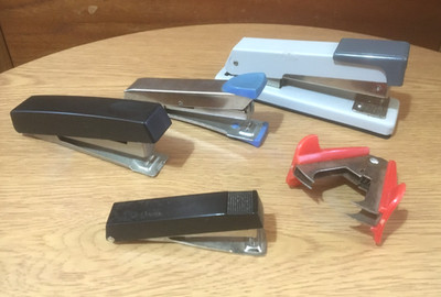 4 VINTAGE VERSCHIEDENE TACKER/1x KLAMMERENTFERNER-INKL.REXEL 100 STANDARD/REXEL BAMBI