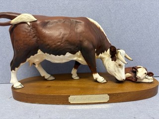royal Doulton Beswick Hereford cow calf figurine statue plinth T9236