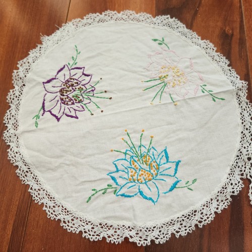 VTG Embroidered Daisy & Lotus Flowers Round Dresser Vanity Coaster Scarf Lace - Picture 2 of 13