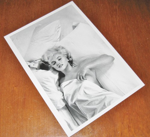 Sexy Marilyn Monroe en la cama rara 1960 foto 1994 postal Magnum foto Eve Arnold - Imagen 2 de 3