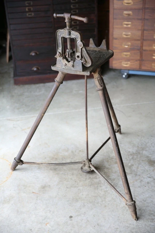 Vintage Pipe vise threading machine tripod stand Machinist tool Mechanic folding - Image 2 of 4
