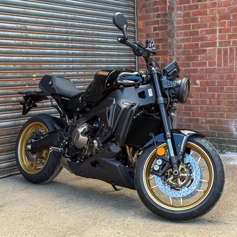 Pyramid Midnight Black Belly Pan Yamaha XSR 900 2022-2025 Foto 3 de 4