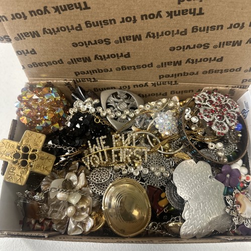 2 Pfund tragbarer wiederverkaufbarer Modeschmuck Vintage bis Modern Posten 1
