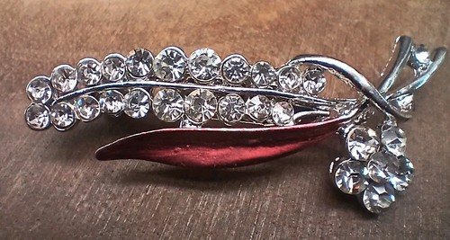 Beautiful Silver Tone Faux Pearl, Faux Diamonds,Flower,Leaf Brooches/Pins - Picture 10 of 12