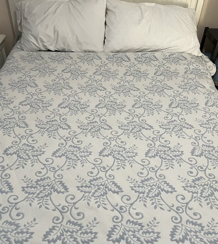 Vintage Martha Stewart Matelassé Coverlet Blanket Full Reversible Blue White - Picture 6 of 10