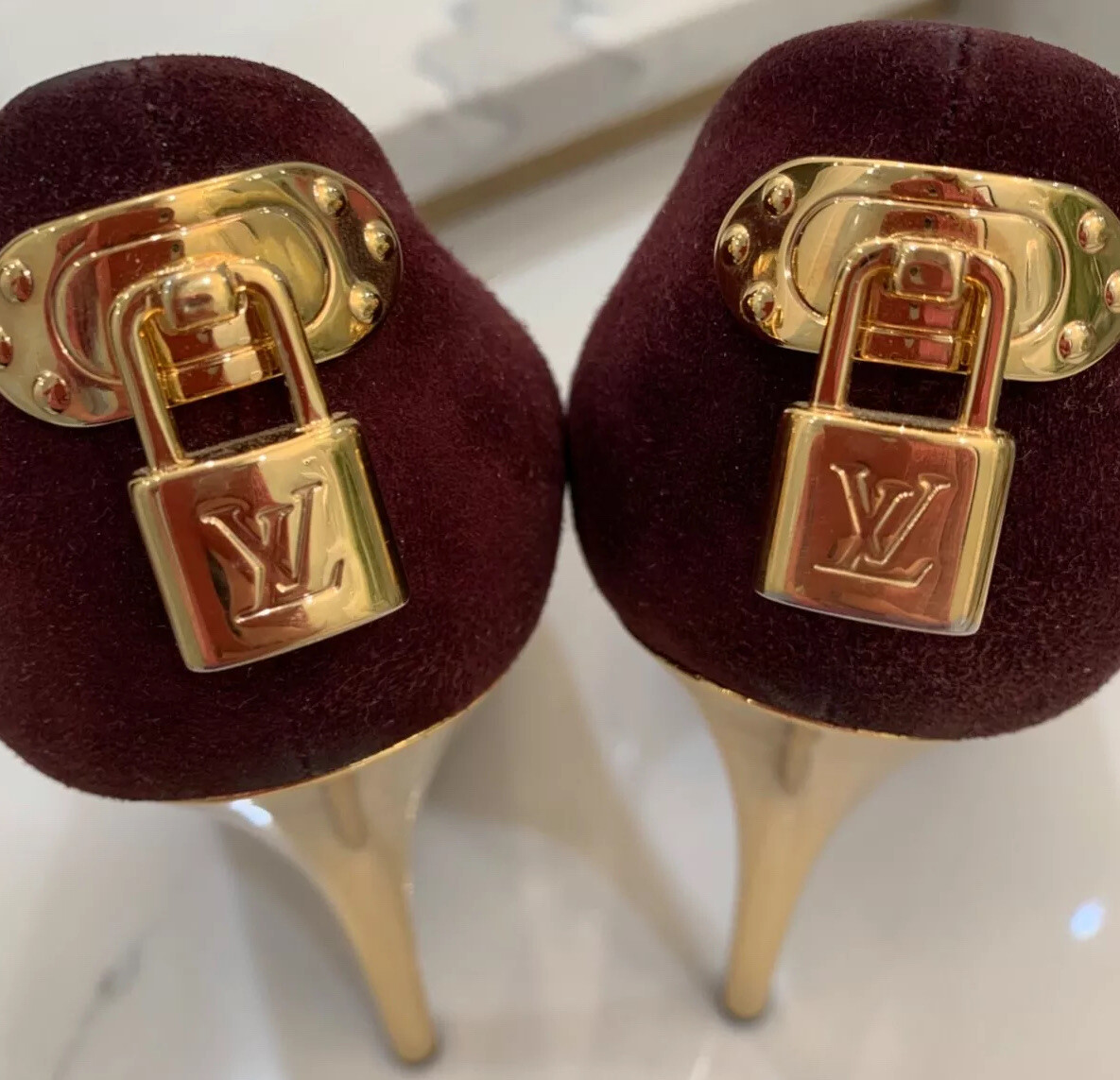 LOUIS VUITTON バーガンディ ハイヒール Louis Vuitton -Oh Really Gold Lock Peep Toe burgundy Suede Pump