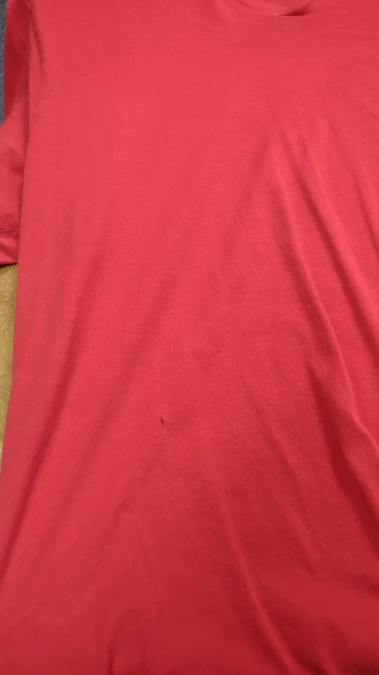 Camiseta DKNY Hombre Talla M Roja con Diseño Floral Marfil Cuello en V Foto 3 de 4