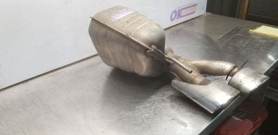 09 MERCEDES BENZ AMG SL63 R230 EXHAUST MUFFLER ASSEMBLY LEFT DRIVER Foto 3 de 4