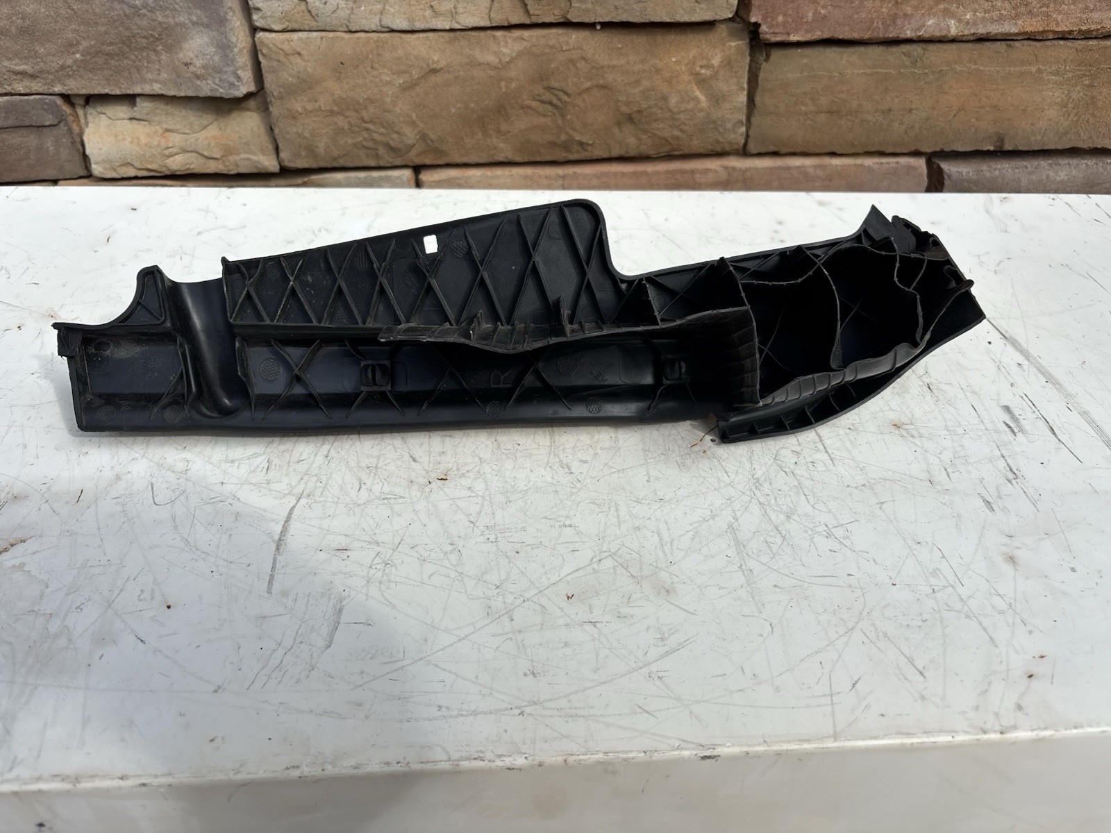 2015-2020 BENTLEY BENTAYGA FRONT RIGHT DRIP MOULDING UNDER HOOD COVER 36A821170B