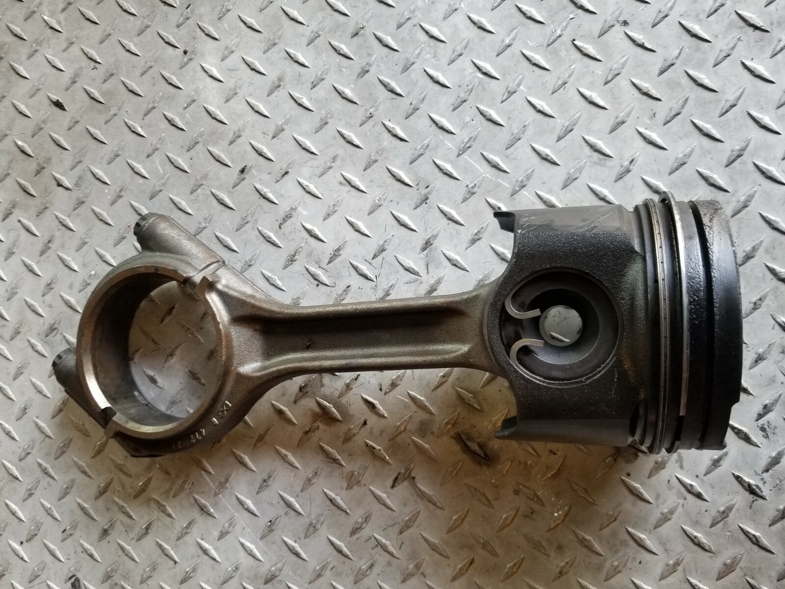 DETROIT DIESEL ENGINE DD15 CONNECTING ROD WITH PISTON PART NO. R47200