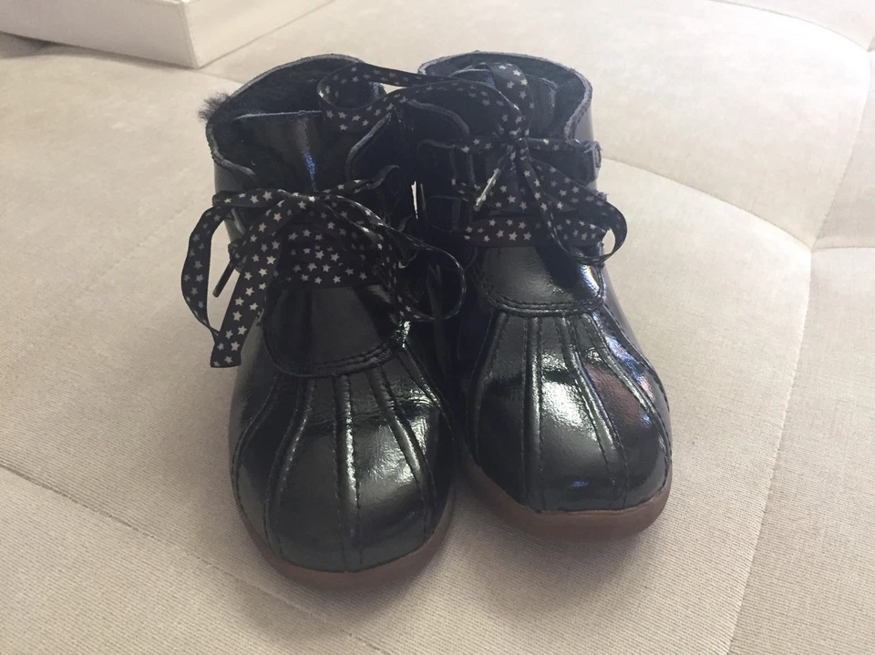 Botín Ugg Girl charol negro talla 10 cálido piel de oveja interior 1013414T Foto 3 de 4