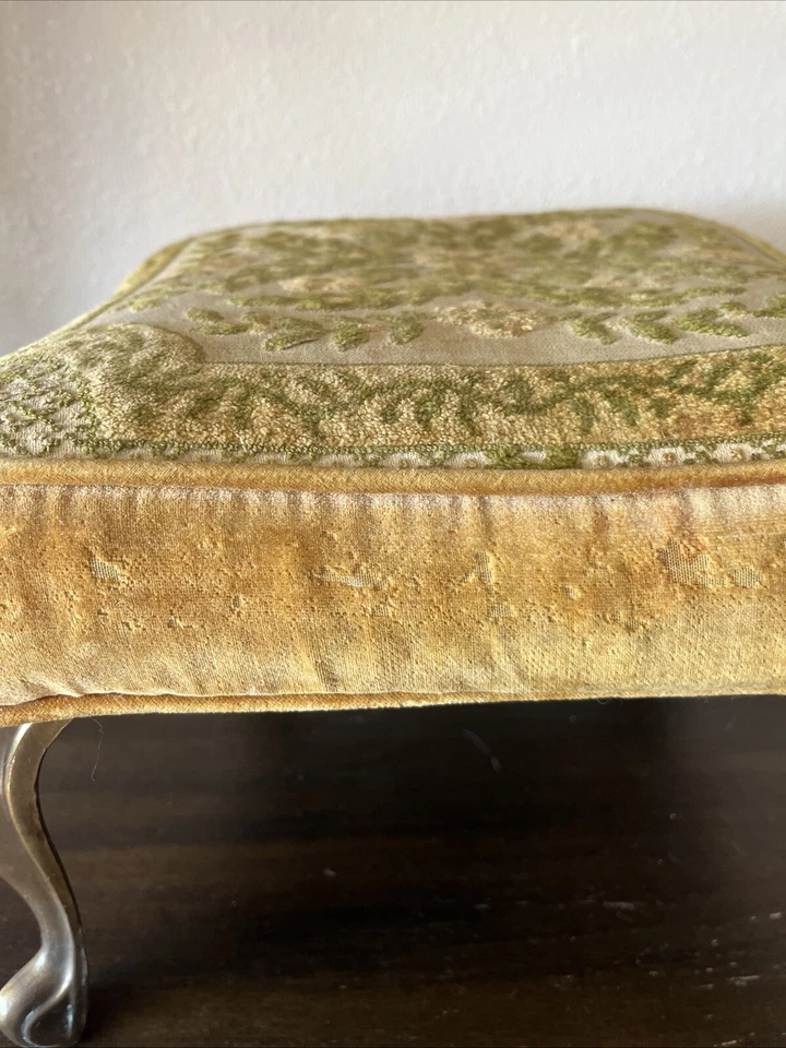 De colección Mediados de Siglo Pequeño Corte Dorado Terciopelo Latón Pierna Reposapiés Taburete Flor Foto 3 de 4