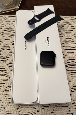 Apple Watch In Space Gray - SE - 44 mm - Vintage