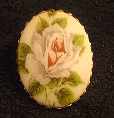 Oval Porcelain White Rose Floral Brooch Pin Gold Tone Scalloped Edge