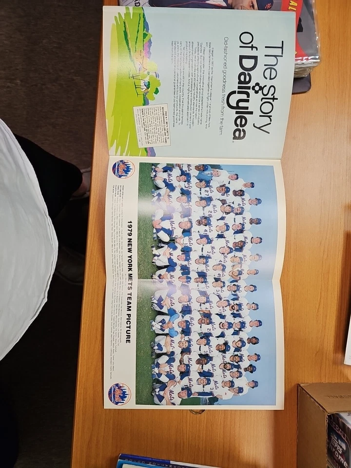 Original 1979 NewYork Mets Official Baseball Yearbook w/Willie Mays foldout MINT - Image 3 of 4