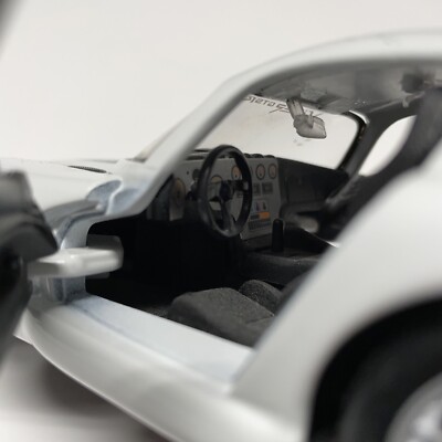 1/24 Maisto Dodge Viper GT2 White With Blue Stripes Spoiler