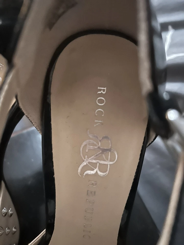 Zapatos de tacón de aguja Rock & Republic Kurt tostados tachonados de charol negro talla 8 1/2 Foto 4 de 4