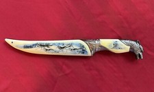 Cuchillo de acero inoxidable de hoja fija con cabeza de lobo de 13" con funda y mango con motivo de escena de lobo