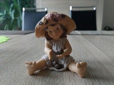 Goebel Kim Anderson  zauberhaftes Mädchen sitzend mit Vögelchen, H 8cm+B 7,5 cm