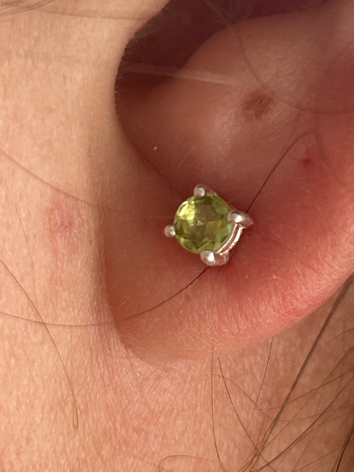 Boucles d'oreilles peridot clous argent 925 anti-allergie peau sensible