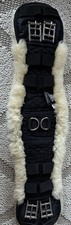 Lammfell Dressur Sattelgurt - Anatomisch, Kurzgurt - Länge 60 cm von Ascot