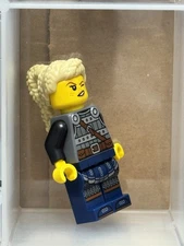 LEGO Minifigure - Viking Shield-Maiden - Silver Armor - No idea170 - QTY 1